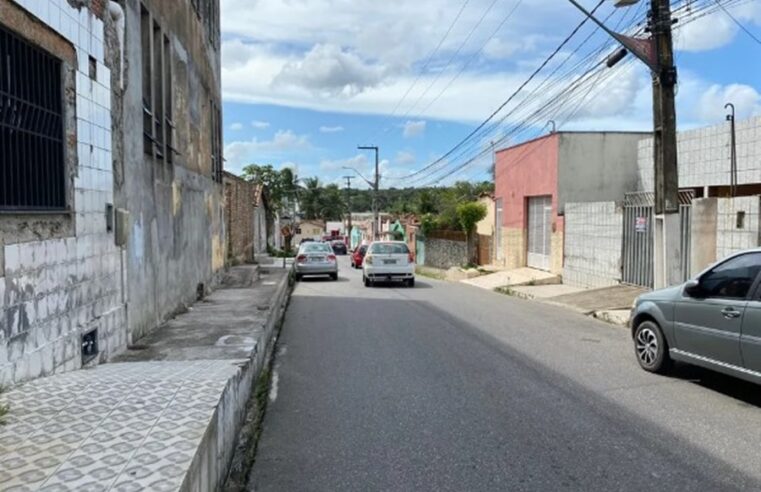Amarrado, refém pula de carro em movimento e sofre disparos de bandidos