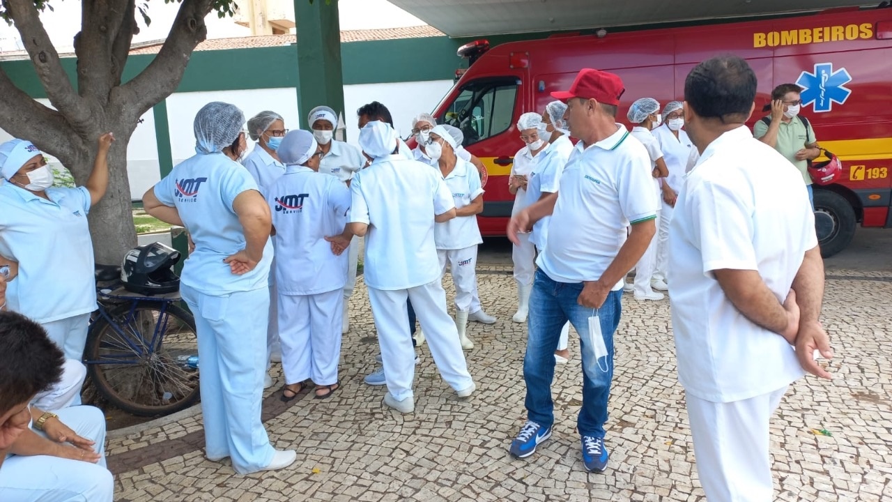 Funcionários terceirizados dos Hospitais Tarcísio Maia e Rafael Fernandes entram em greve por falta de pagamento