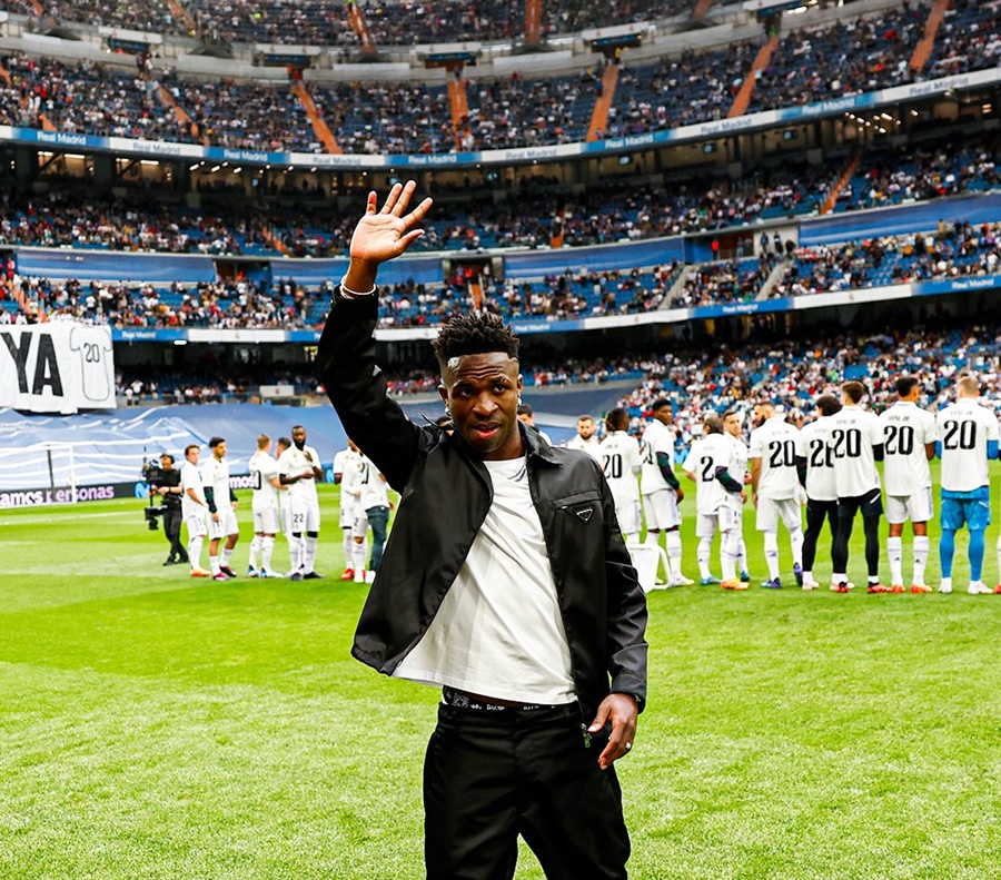 Mesmo sem jogar, Vinicius Junior recebe homenagem em jogo do Real Madrid