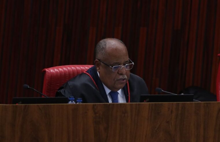 Relator no TSE vota para tornar Bolsonaro inelegível por 8 anos