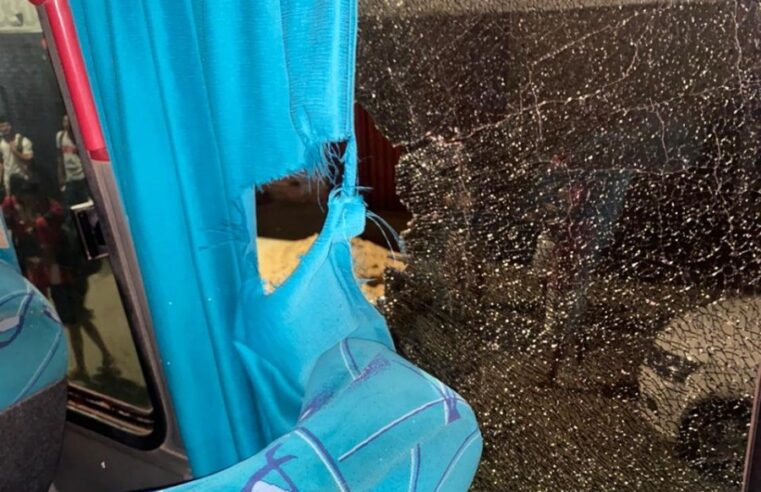 Ônibus com torcedores do Potiguar é atacado a pedradas em Mossoró