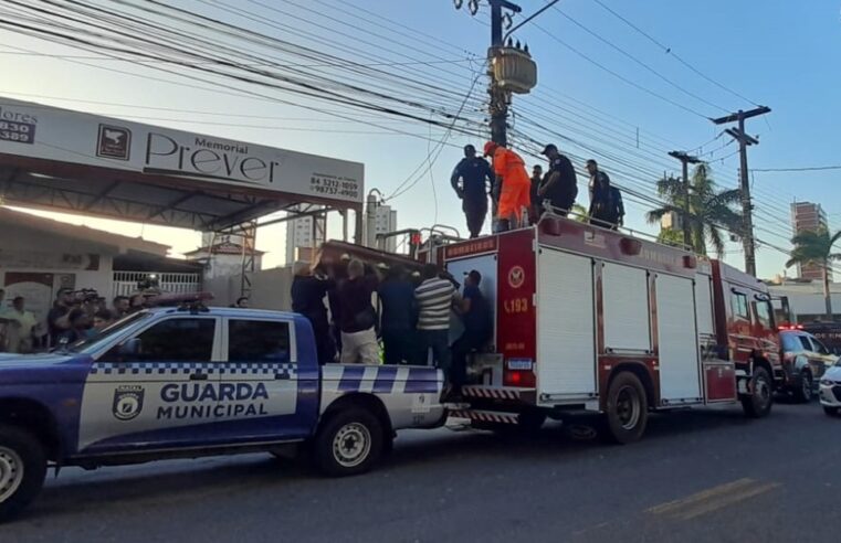Cortejo homenageia guarda municipal morto após tiros em viatura no interior do RN