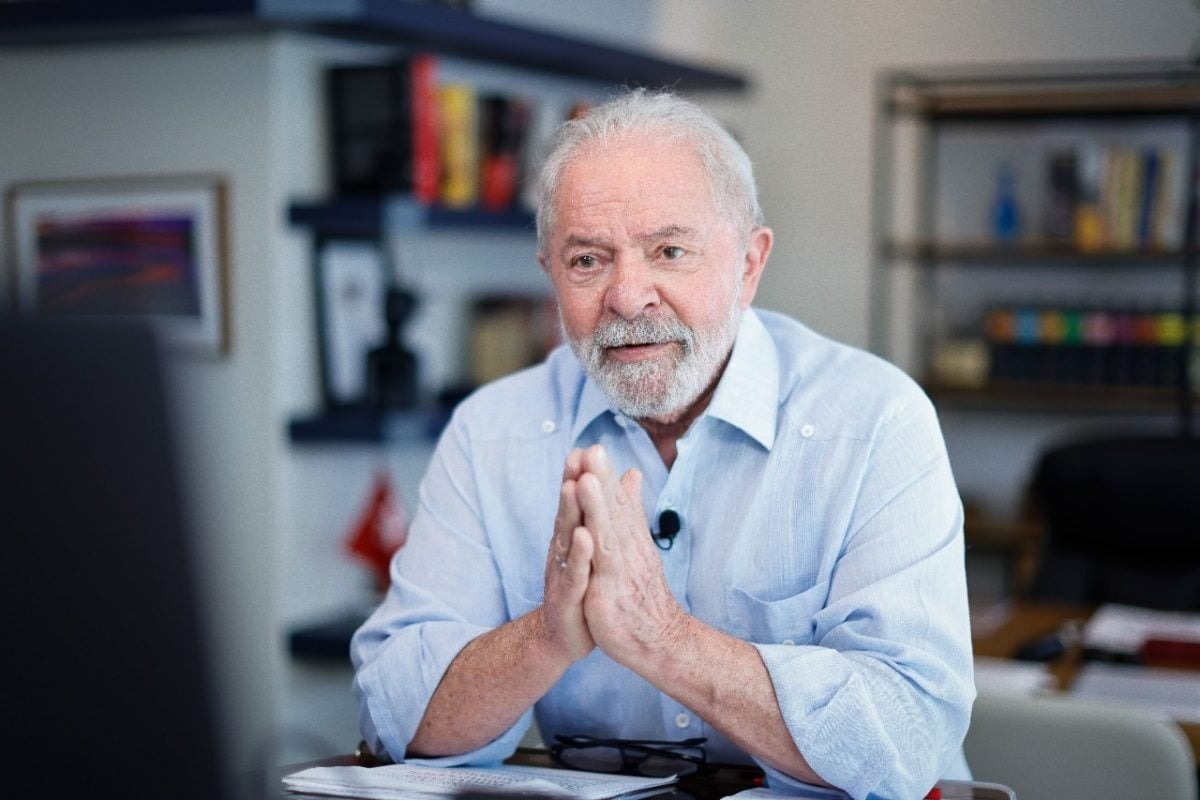 Lula sanciona lei que proibe vínculo empregatício entre igreja e religiosos