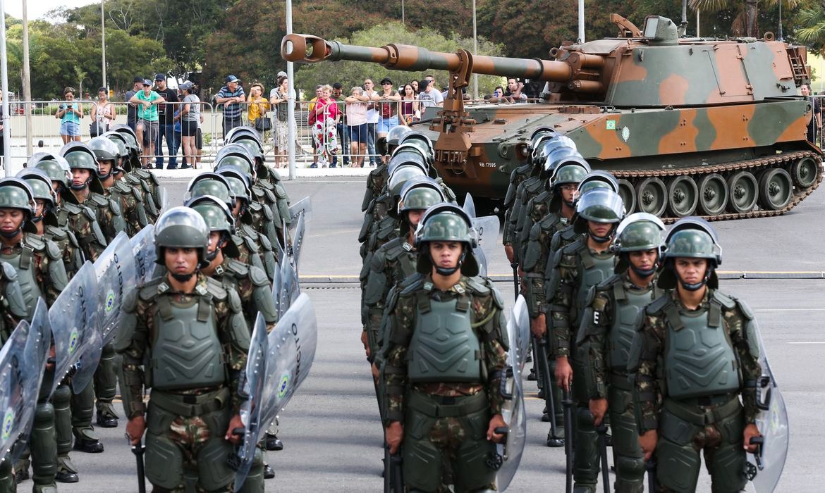 Confiança dos brasileiros nas Forças Armadas cai em 2023, diz pesquisa Quaest