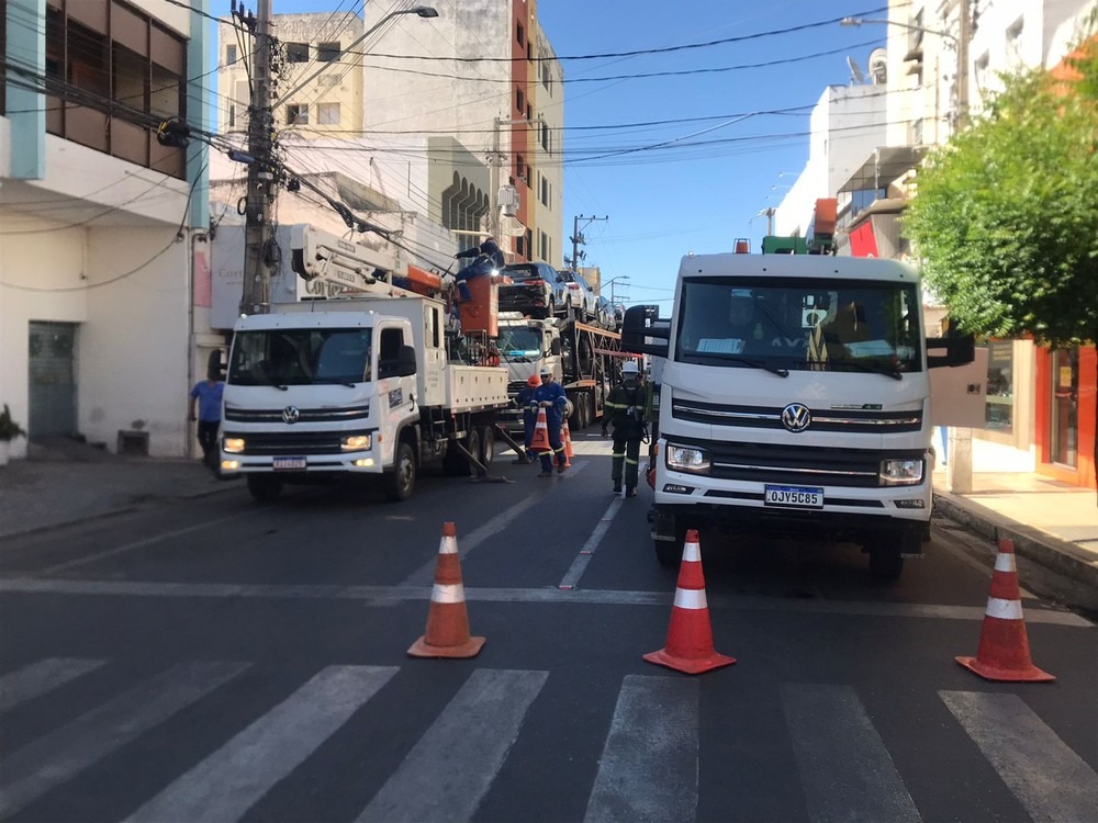 Caminhão derruba cabos da rede elétrica e deixa centro de Mossoró sem energia