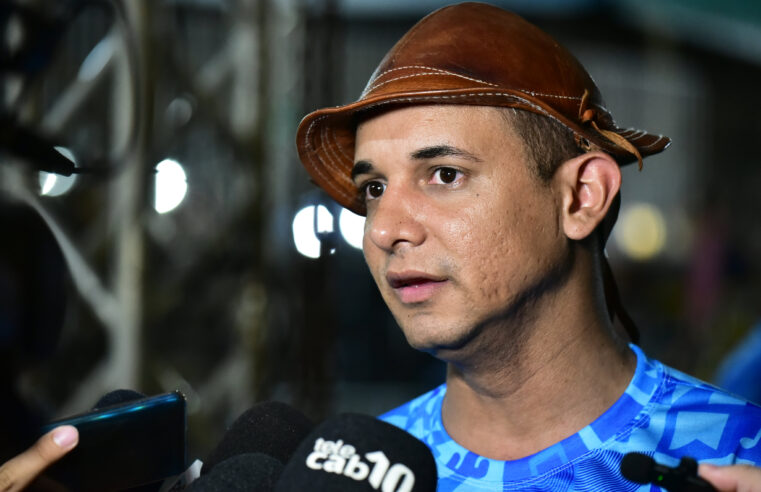 Allyson é chamado de ‘mentiroso’ e ‘blogueirinho’ em protesto no desfile de 30 de setembro