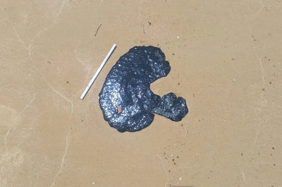 Manchas de óleo são encontradas por banhistas em praia do litoral Sul do RN