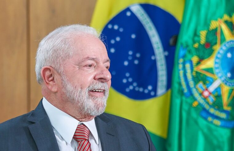 Lula permanece estável após cirurgia no quadril e já fez caminhada