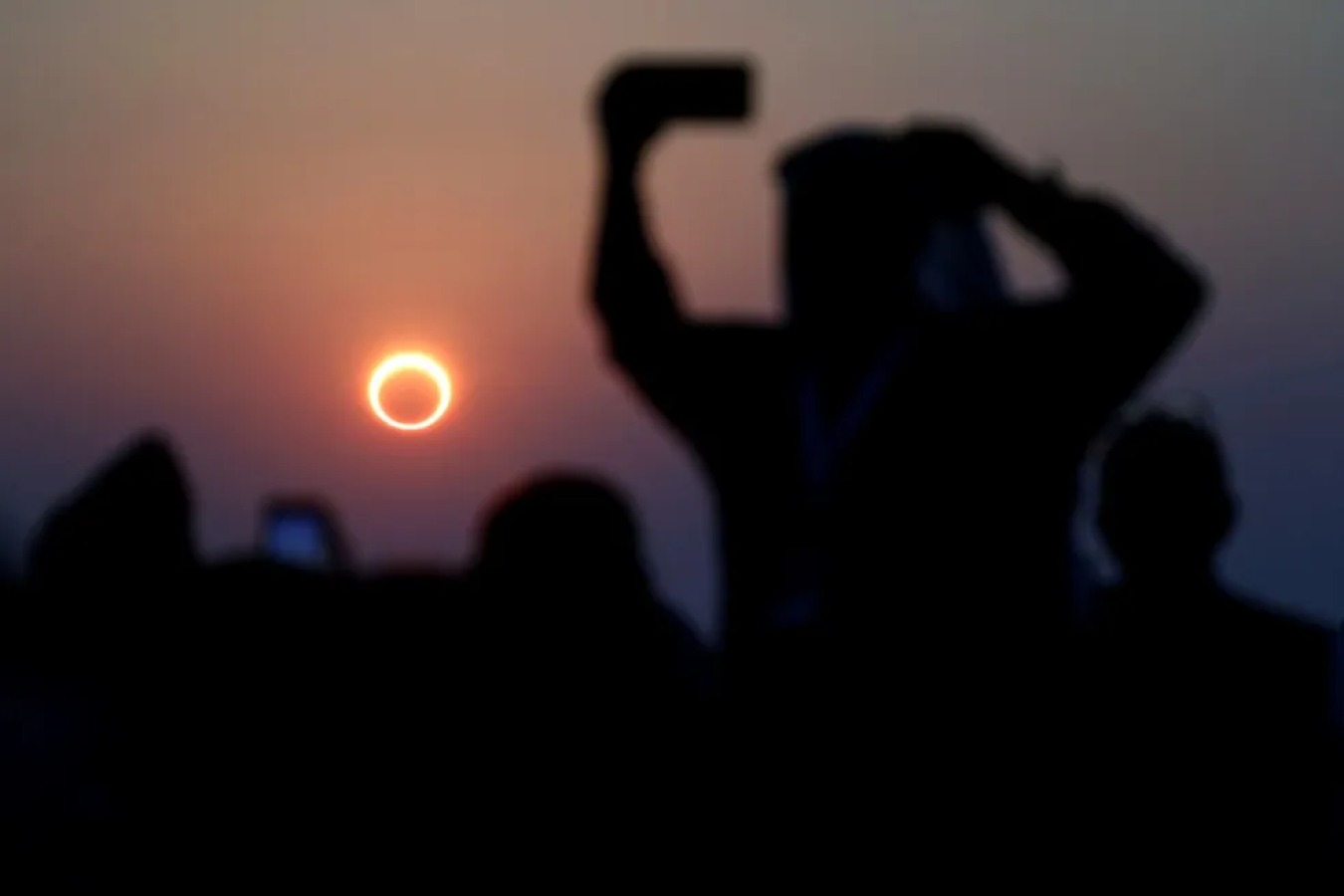 Eclipse solar anular: confira dicas para observar o fenômeno sem prejudicar a visão