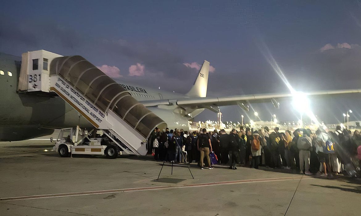 Primeiro avião de resgate parte de Tel Aviv trazendo 211 brasileiros