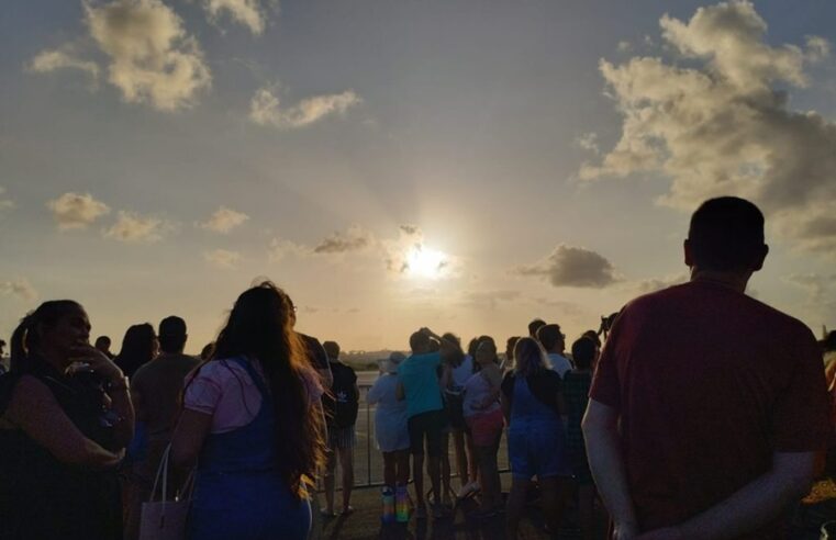 Oftalmologista atende paciente com lesão na retina após olhar para o eclipse solar sem proteção