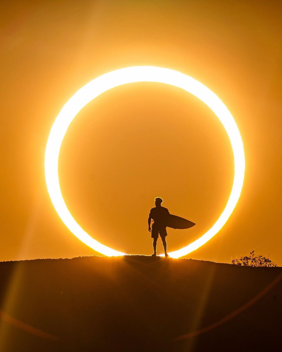 Italo Ferreira posa com prancha de surfe em meio a eclipse solar no RN; veja fotos