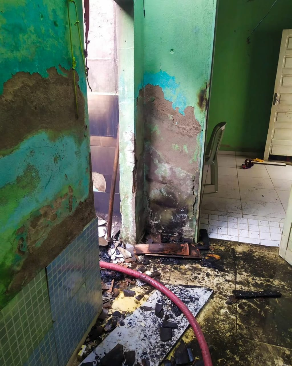 Mulher sofre queimaduras após casa pegar fogo em Mossoró