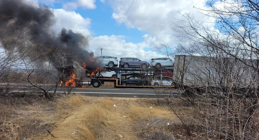Caminhão-cegonha carregado de carros 0 km pega fogo e motorista fica ferido na BR-304 no RN