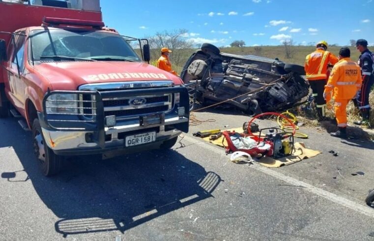 Duas pessoas morrem e três ficam feridas em acidente entre carro e caminhão na BR-304