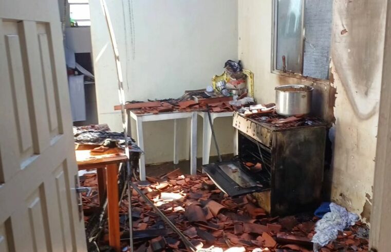 Vazamento de gás causa incêndio em casa; idoso é colocado dentro de caixa d’água
