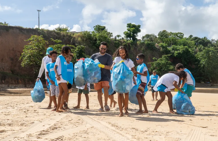 Italo Ferreira reúne crianças em mutirão de limpeza e retira 43 kg de lixo da praia onde mora no RN
