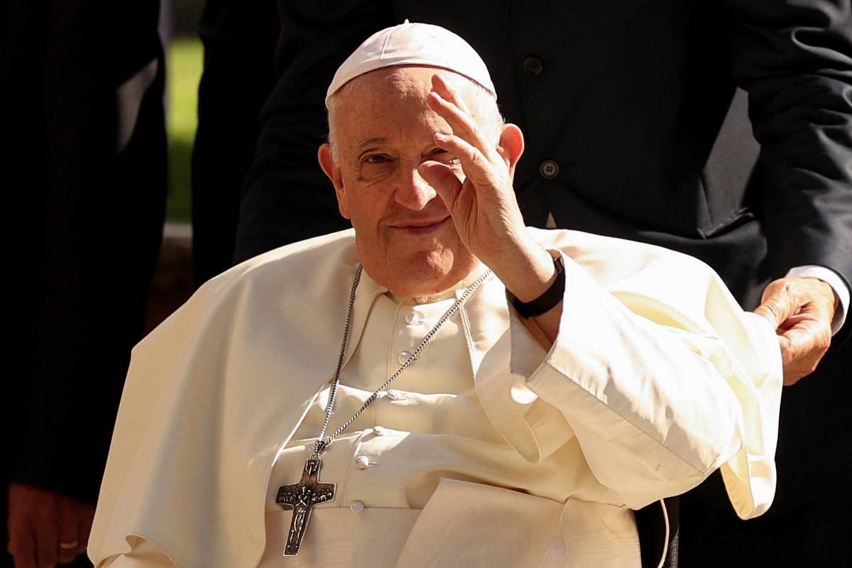 Vaticano passa a permitir que padres concedam bênção a casais do mesmo sexo