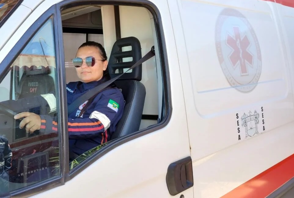 Técnica de enfermagem se torna 1ª mulher condutora de ambulância no RN