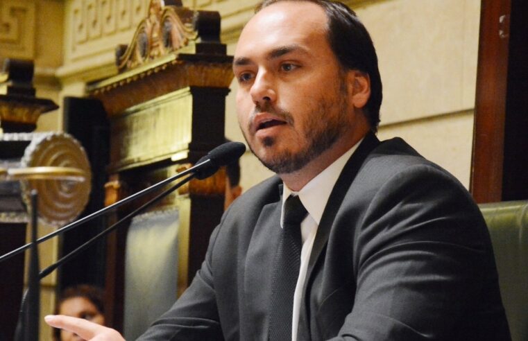 Carlos Bolsonaro é alvo de operação da PF que investiga espionagem ilegal pela Abin