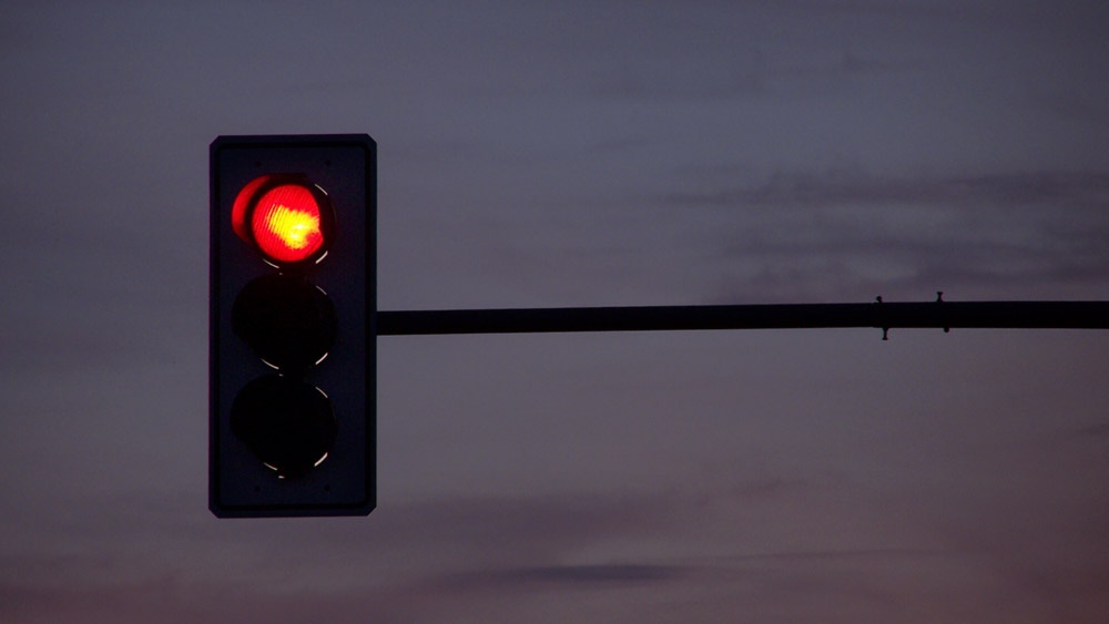 Governo veta projeto de lei que visava proibir multas por avanço de semáforo das 23h às 5h no RN
