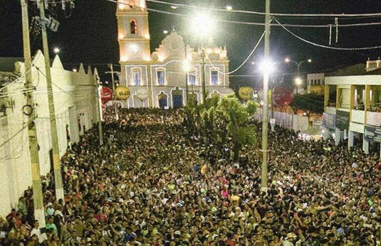 Ivete Sangalo arrasta multidão de foliões no Carnaval de Aracati