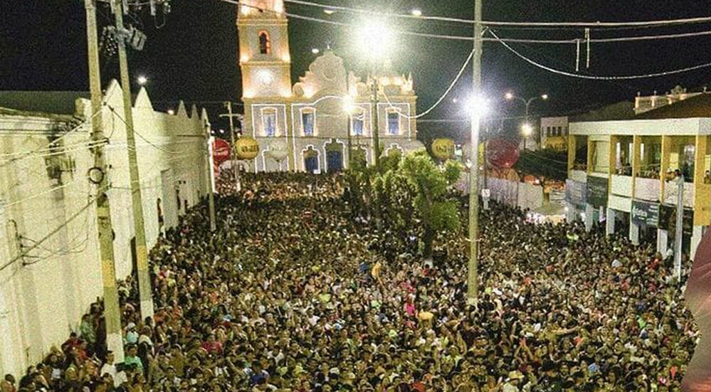 Ivete Sangalo arrasta multidão de foliões no Carnaval de Aracati