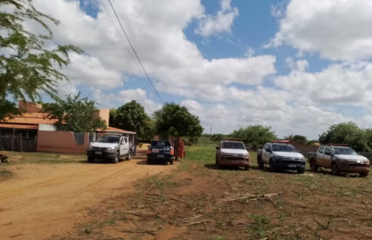 Fugitivos de presídio invadiram casa, fizeram família refém e roubaram celulares