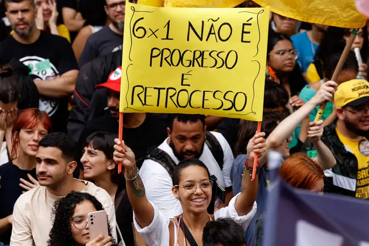 Manifestantes vão às ruas pelo fim da escala de trabalho 6×1