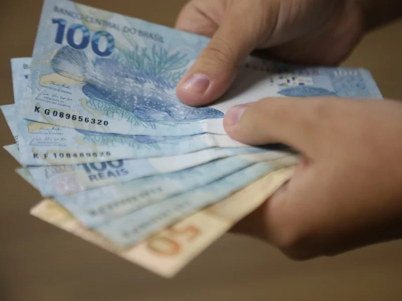 Justiça determina pagamento do 13º salário dos servidores da educação em dezembro