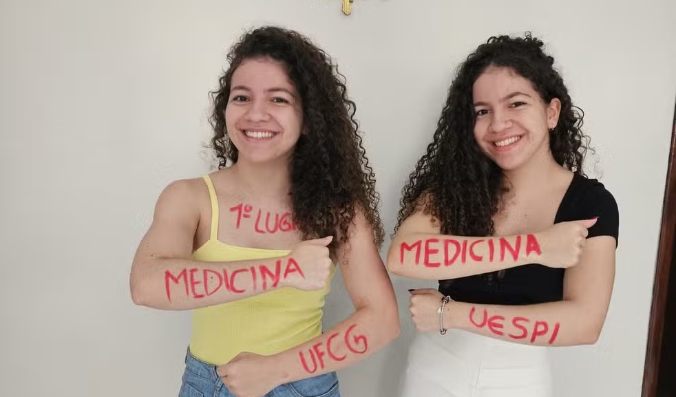 Irmãs gêmeas são aprovadas em medicina: ‘Somos parte uma da outra’