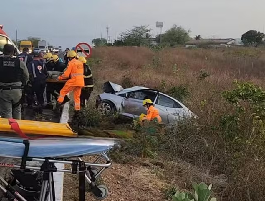 Quatro pessoas ficam feridas após batida entre dois carros em Mossoró