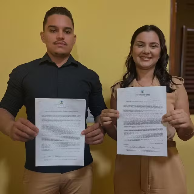 Viúva de prefeito assassinado toma posse em sessão virtual e dedica vitória ao marido