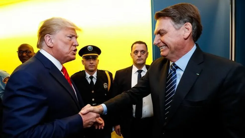 Bolsonaro diz que foi convidado para posse de Trump e pede devolução do passaporte