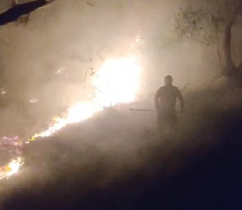 Bombeiros combatem incêndio há mais de 20 horas na Pedra do Chapéu, em Tibau