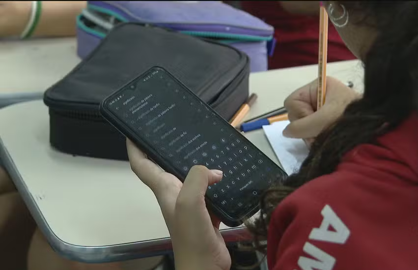 Lula sanciona lei que restringe uso de celular em escolas