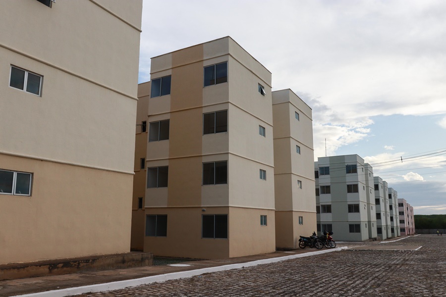 Moradores comemoram entrega de apartamentos após anos de espera em Mossoró