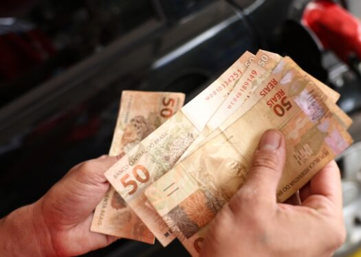 Salário mínimo com valor reajustado passa a ser pago neste sábado
