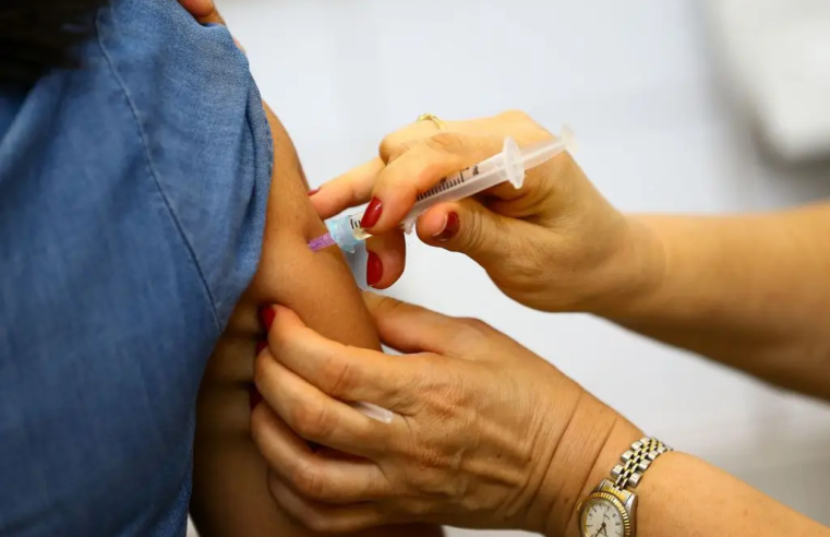 Governo anuncia vacina 100% nacional contra a dengue no SUS em 2026