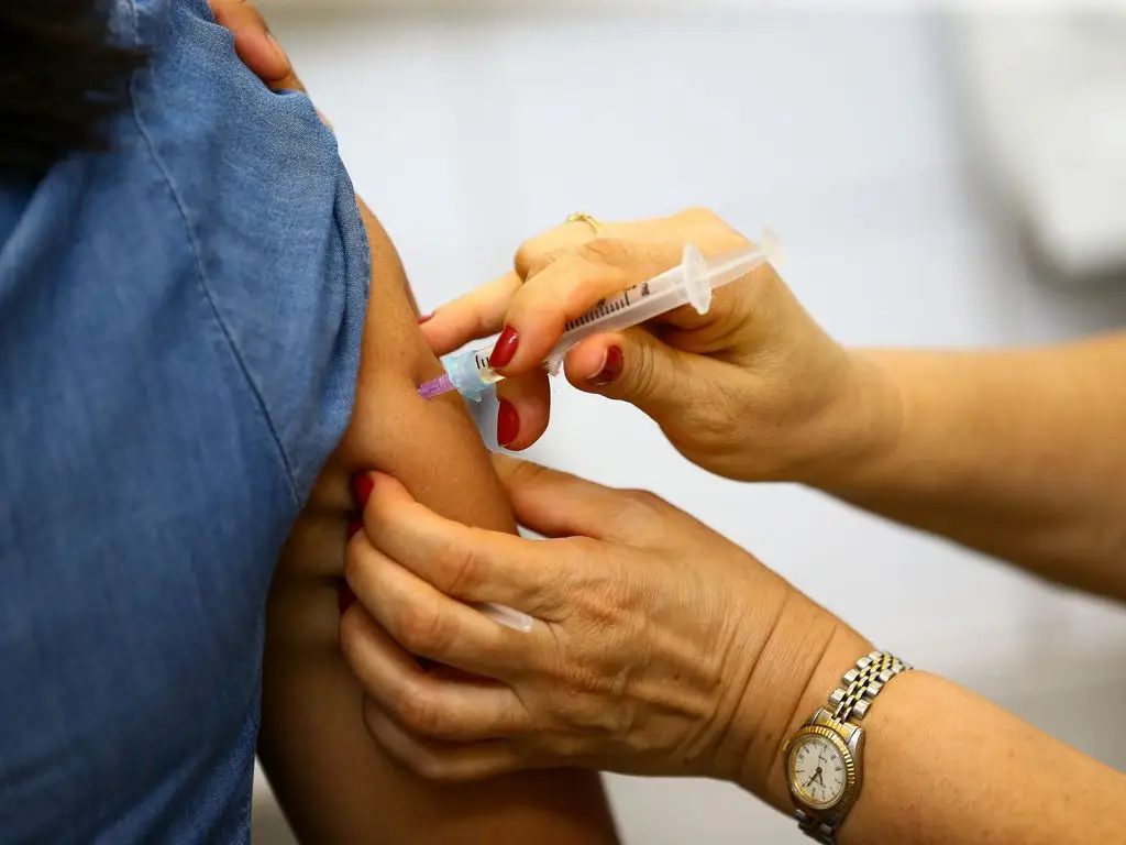 Governo anuncia vacina 100% nacional contra a dengue no SUS em 2026