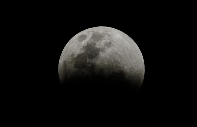 Eclipse lunar total acontece na sexta-feira e será visível no Brasil