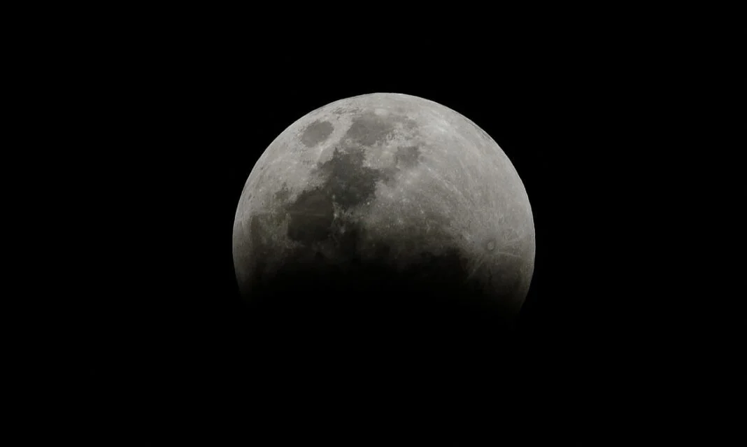 Eclipse lunar total acontece na sexta-feira e será visível no Brasil