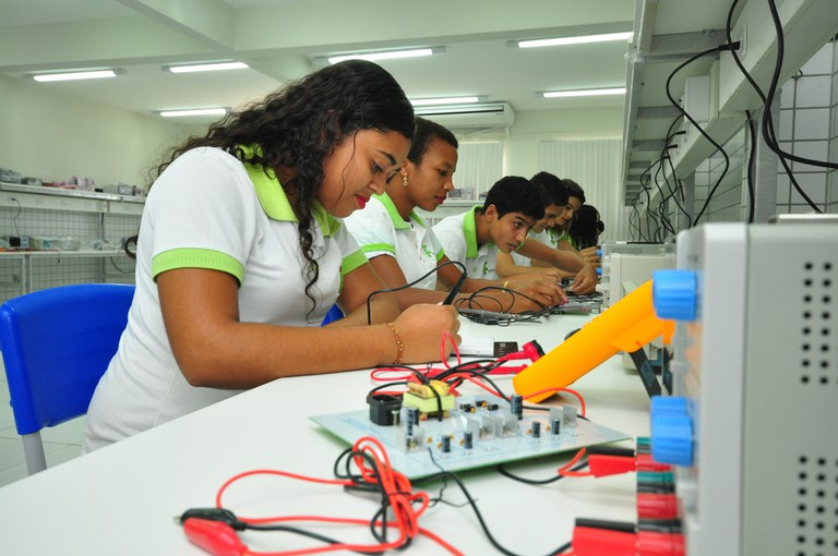 MEC lança programa para ampliar acesso de estudantes ao ensino técnico