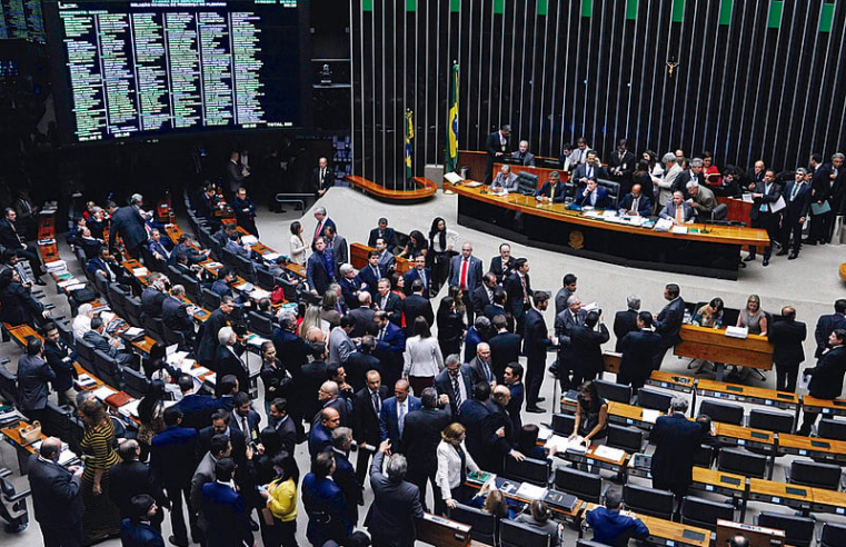 Cada deputado custa milhões por ano; veja comparação com renda do trabalhador