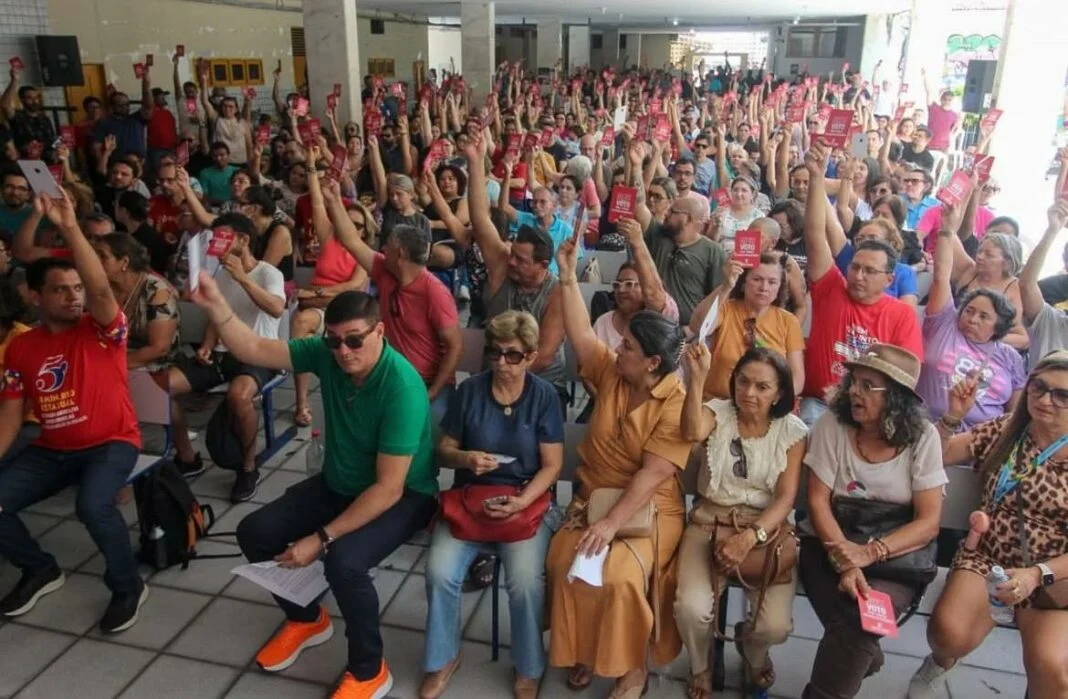 Prefeito de Natal sanciona reajuste para professores; em Mossoró, piso foi negado