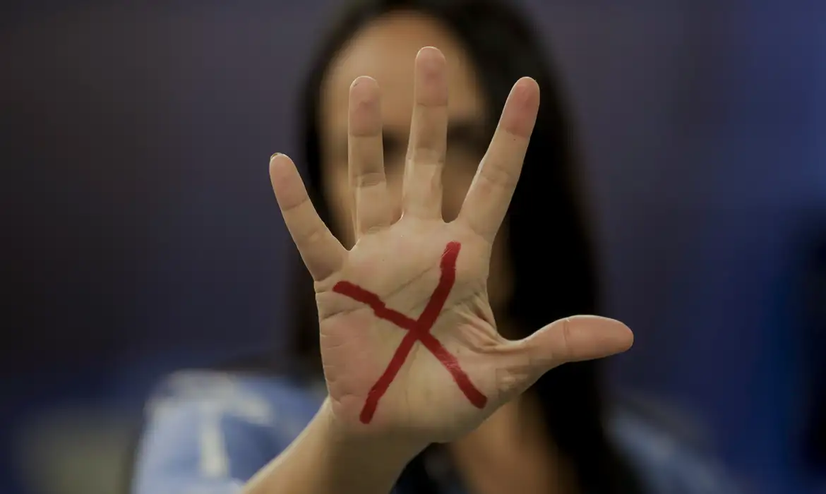 Mulheres vítimas de violência podem ter reconstrução dentária pelo SUS