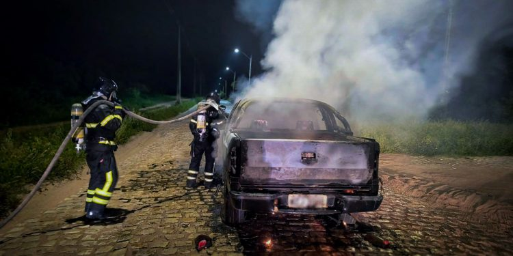 Carro pega fogo e Bombeiros controlam chamas durante a madrugada em Mossoró