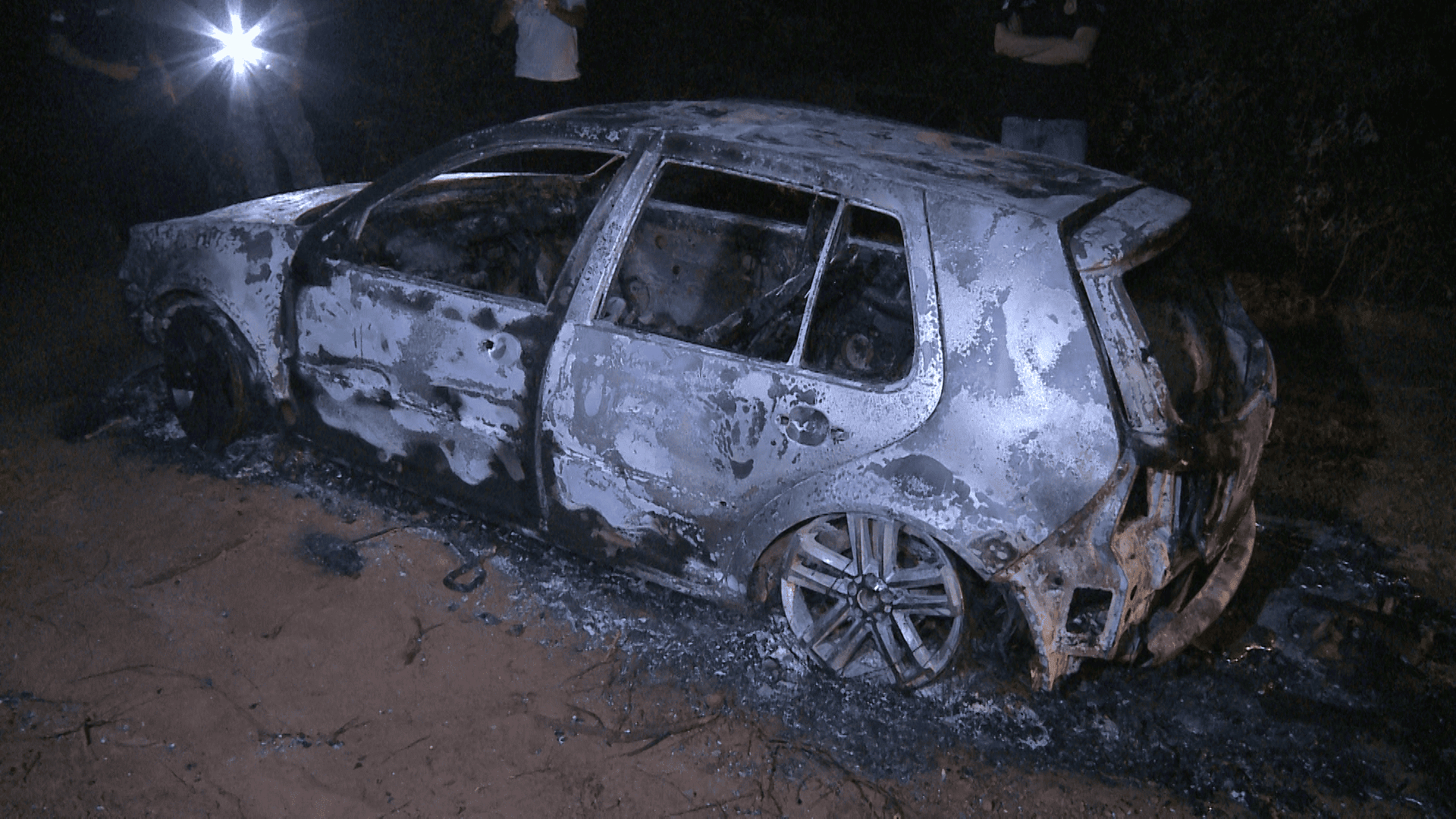Polícia investiga corpos encontrados em carro incendiado perto da Maísa