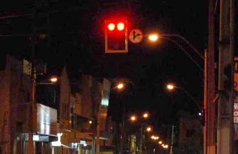 Prefeitura diz que não há multa por avanço de sinal entre 23h e 5h