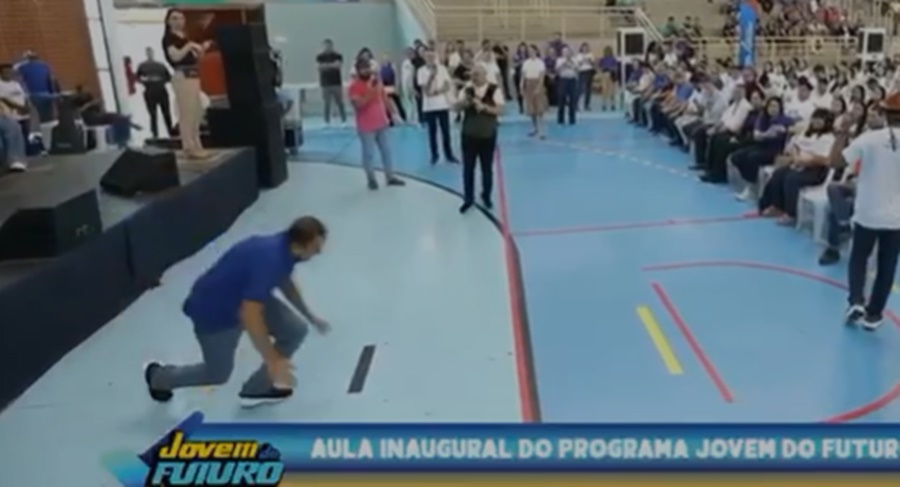 Vice-prefeito de Mossoró cai durante evento com jovens e sofre corte no rosto